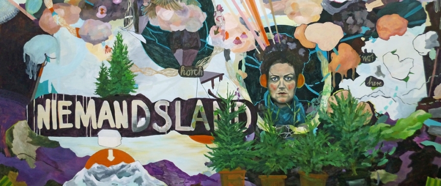 “In meinen Bildern vermischen sich reale und abstrakte Elemente. Ich arbeite zunächst lasierend mit Acrylfarben. Die dichteren Elemente sind mit Öl gemalt. Seit einiger Zeit beschäftige ich mich neben der Malerei auch mit Zeichnungen. Mit Fineliner und Chinatusche lasse ich mich in Geschichten treiben, die ich selbst nicht kenne, bevor sie sich vor mir auf dem Papier entwickeln. Wie in der Malerei entstehen komplexe Szenerien, die immer ein wenig absurd und abseitig daherkommen Meine Arbeiten  kreisen um Themen wie Heimat und deren Bedrohung, Zeit und Vergehen, Schönheit und Gefahr, um Sehnsüchte und deren Abgründe.“
Meike Zopf
www.meike-zopf.de
